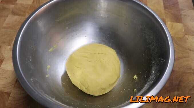 ورز دادن خمیر شیرینی نخودچی
