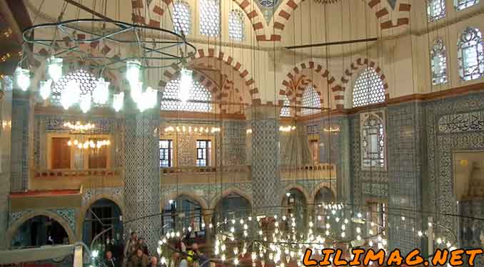 جاذبه‌های کم‌تر شناخته شده استانبول که باید ببینید، مسجد رستم پاشا (Rüstem Paşa Mosque)