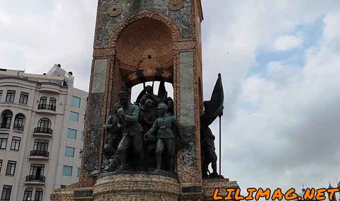 یادبود استقلال (Istiklal Aniti)؛ تندیس آتاتورک در وسط میدان تقسیم
